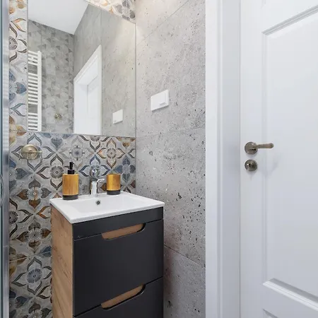 With Ac - Augustianska 1 *